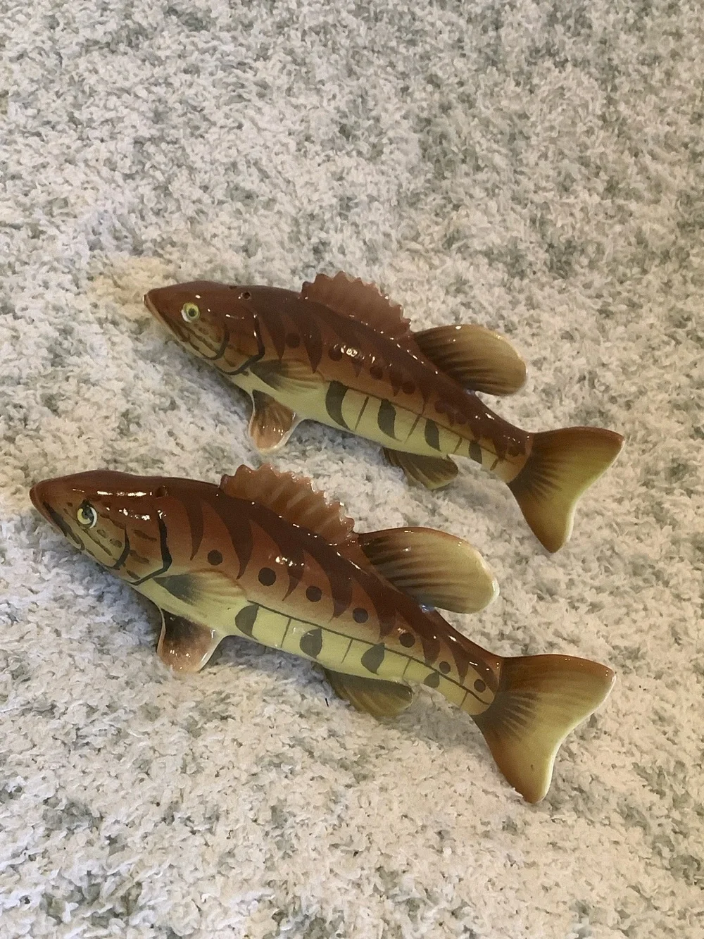 Small Mouth Black Bass Fishing Salt n Pepper Shakers Set of 2 Vintage RS 5.5x 2. - Picture 1 of 16